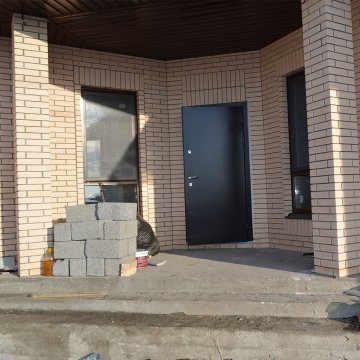 Дом на две семьи, вход один