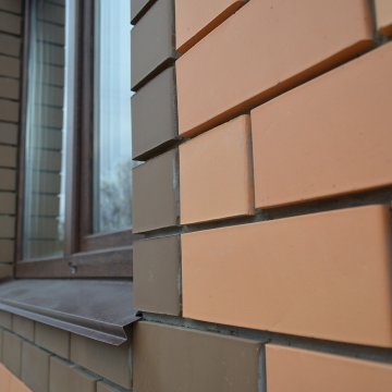выполнена керамическим кирпичом «Брылино»