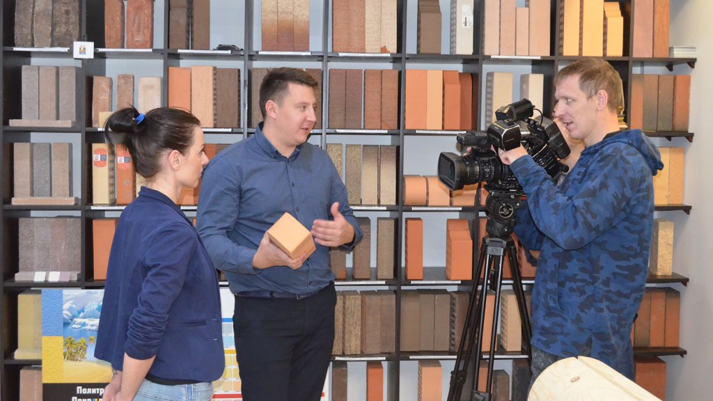 Съемка сюжета о качестве стройматериалов журналистами "Тюменское время" Съемка сюжета о качестве стройматериалов